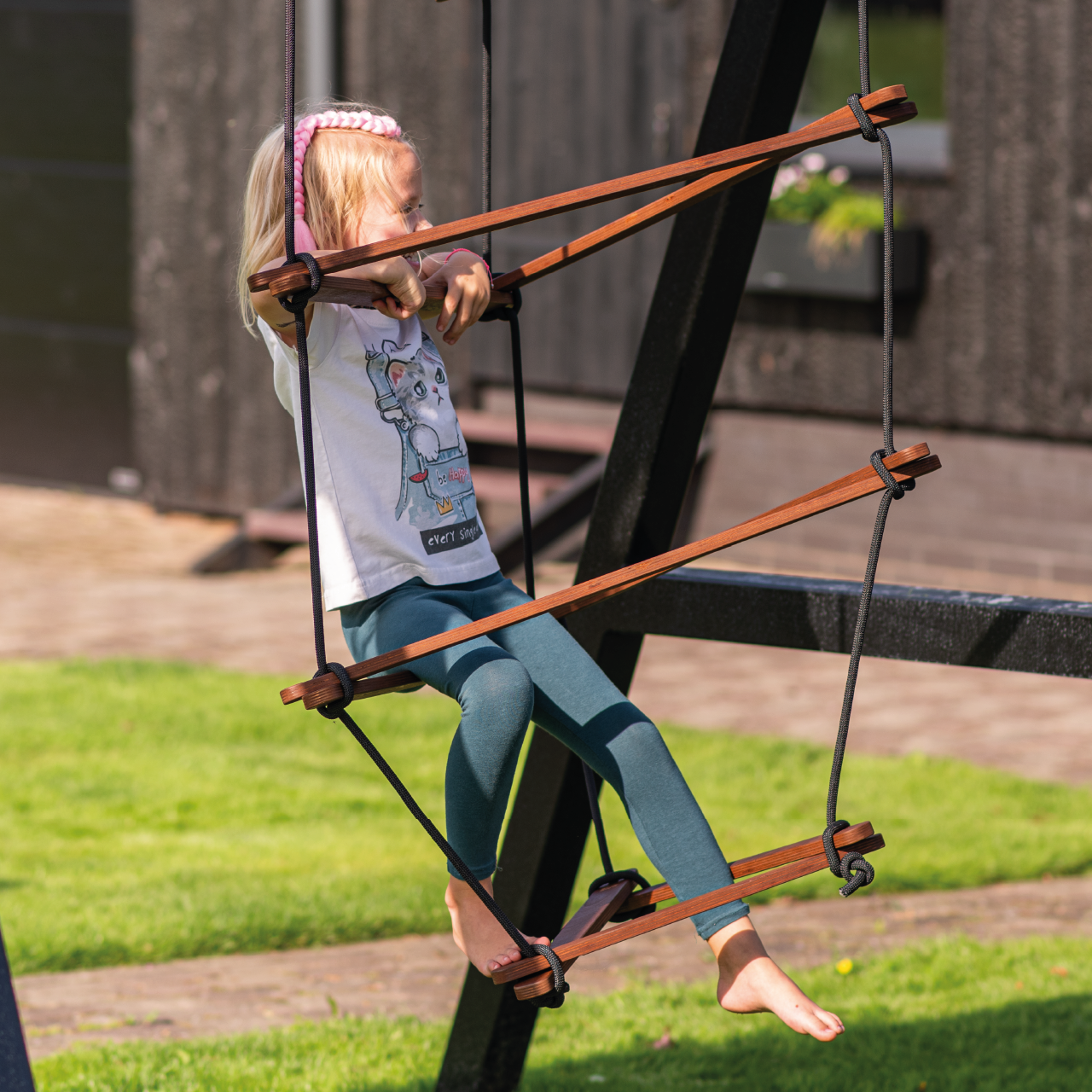 Rope ladder Triangle swing set large brown